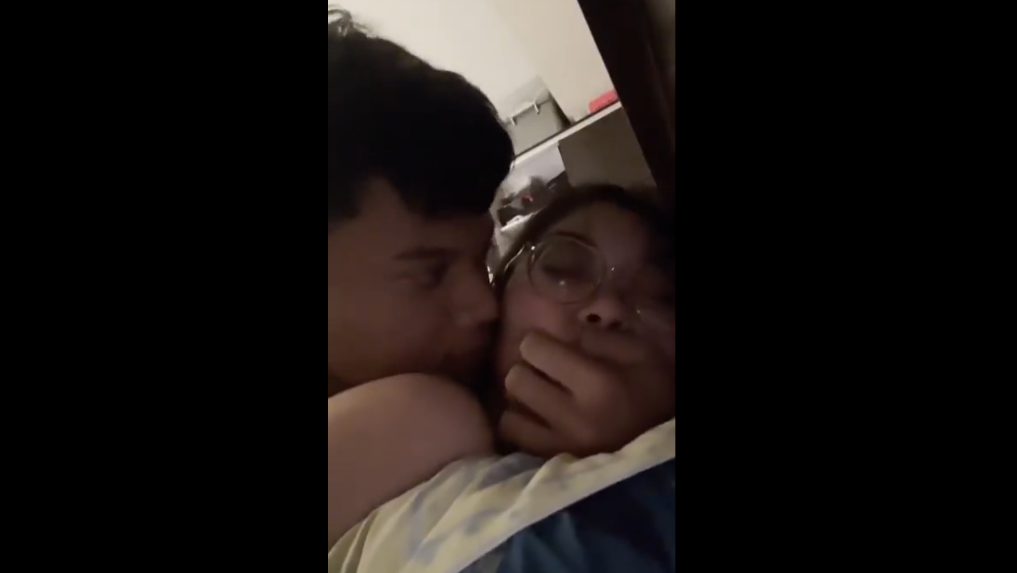 Saking Keras Desahan Dari Wanita Cantik Sampai Ketahuan Tetangga Kos Dan Di Viralkan