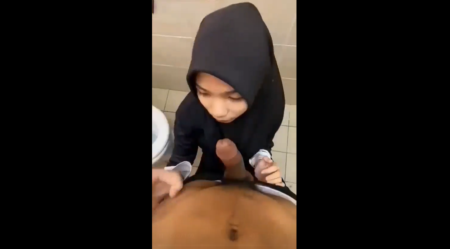 Hijab Yang Viral Sedang Jilat Otong Pacar Barunya Sambil Di Video Teman