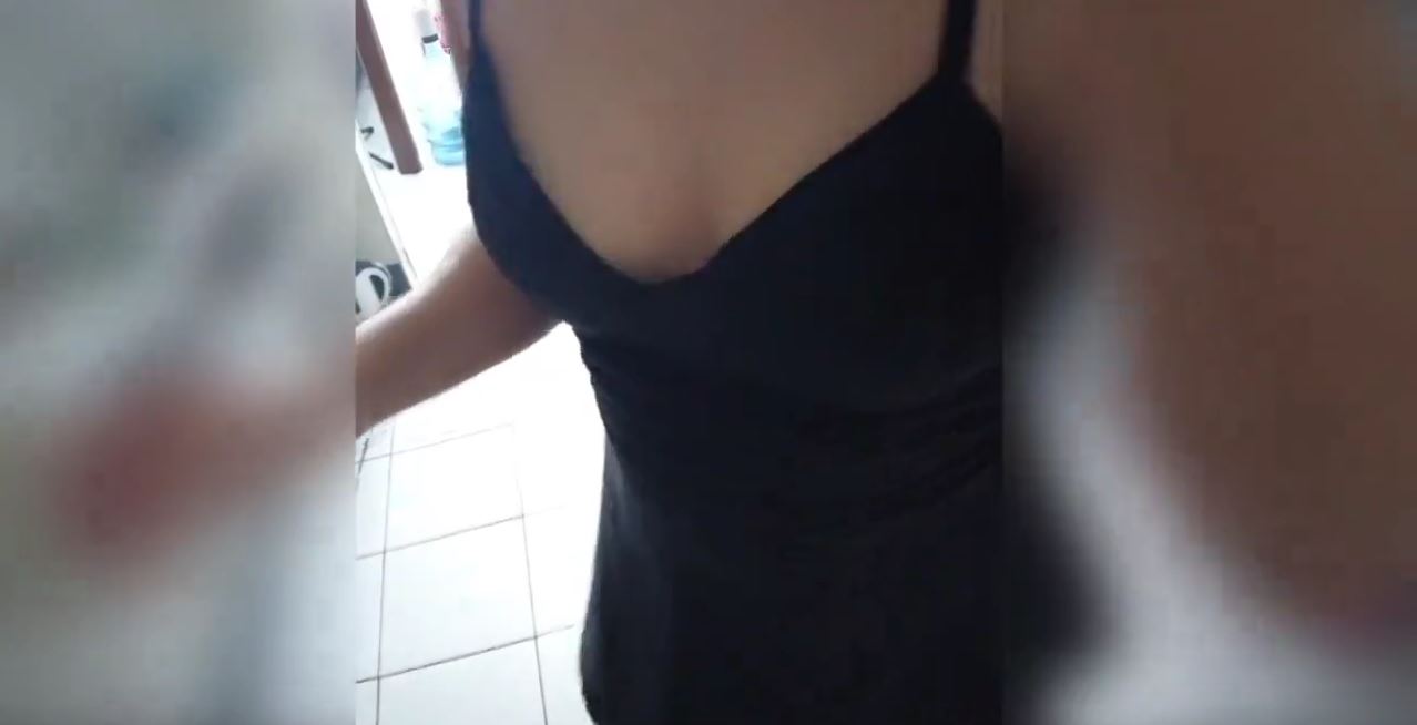 Wanita Berbaju Merah Yang Sedang Tertidur Pulas Kaget Pas Bangun Langsung Di Masukin Rudal Tapi Keenakan Abg Viral